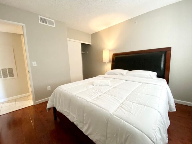 Building Photo - 211 Mission Laguna Ln