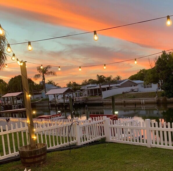 Building Photo - 8733 Bay Pointe Dr