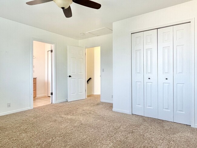 Building Photo - Lovely Sandy Home in Well Kept Neighborhood!