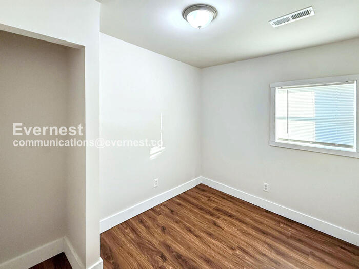 Building Photo - 201 9th Ave W