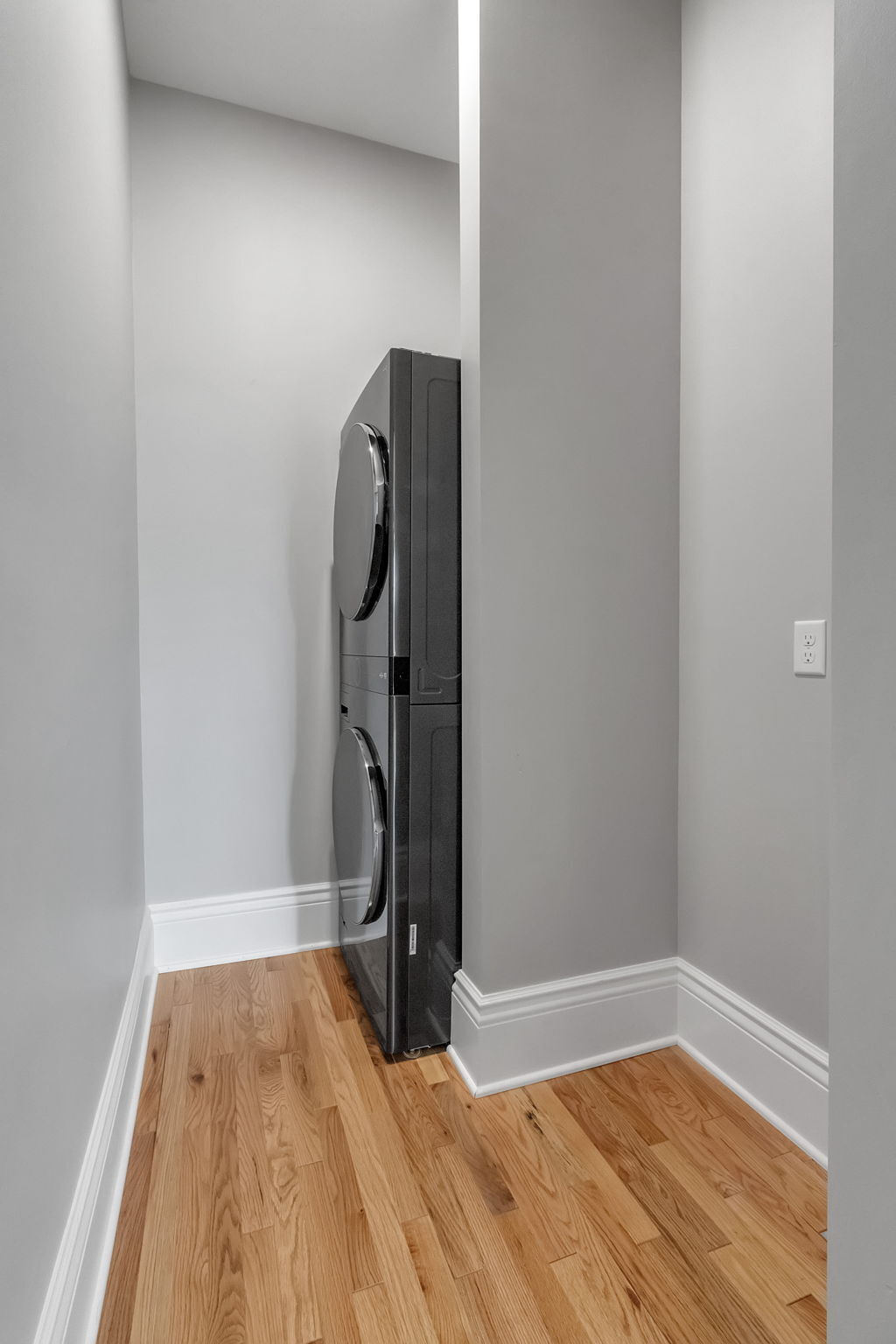 Building Photo - 670 Main St