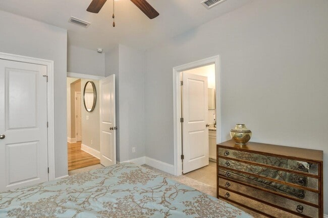 Building Photo - 2404 Sweet Valley Hts