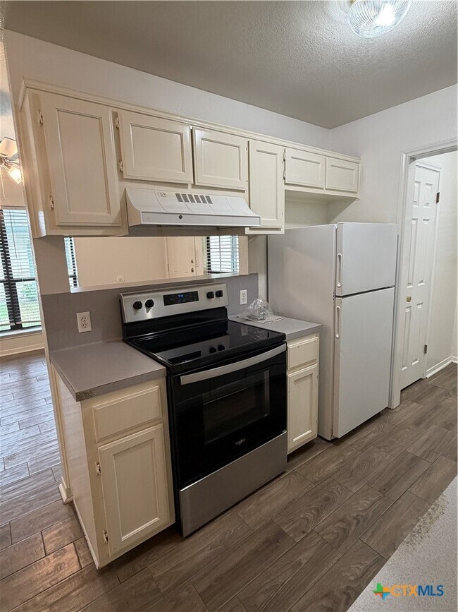 Building Photo - 802 Hackberry St