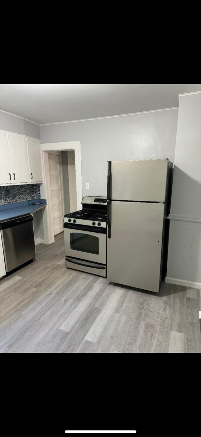 Kitchen - 825 Prospect Ave