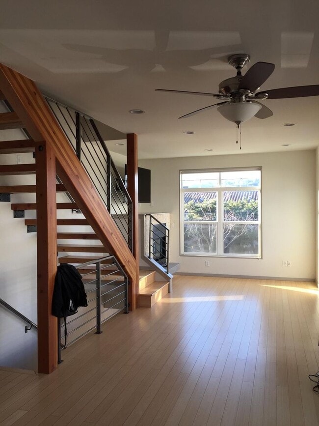 Building Photo - 2Bd/1Ba Seattle Home
