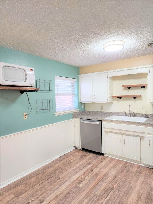 Building Photo - 3 Bed 1 Bath 1 Car in Bethany, OK PC Schools