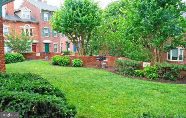 Building Photo - 610 N West St