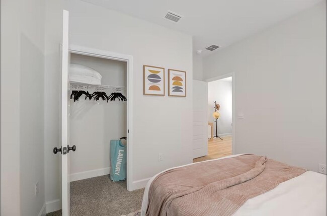 Building Photo - 2047 Hansel Hl Dr