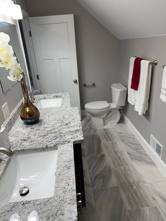 Building Photo - Gorgeous 4 bed, 2.5 bath stunner in Lakewood!