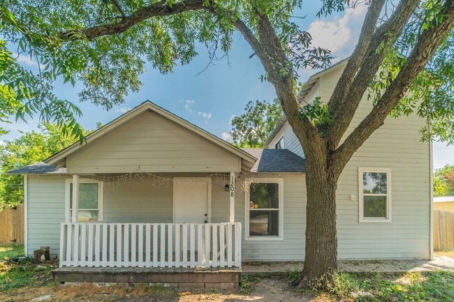 Primary Photo - ? Newly Renovated Home in Arlington! ?
