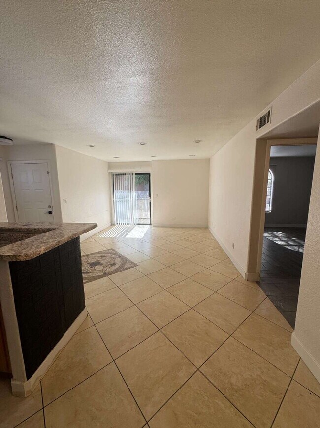 Building Photo - 2 Bed, 1 3/4 Bath Condo