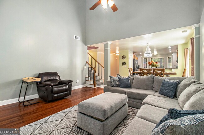 Building Photo - 4079 Essex Dr