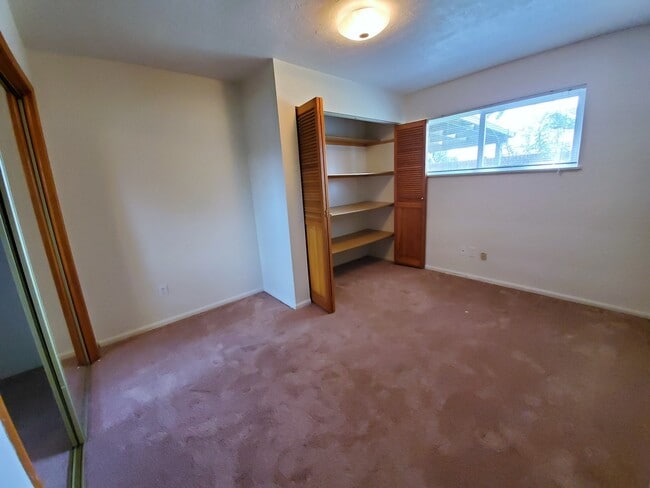 Building Photo - 906 Rd 46