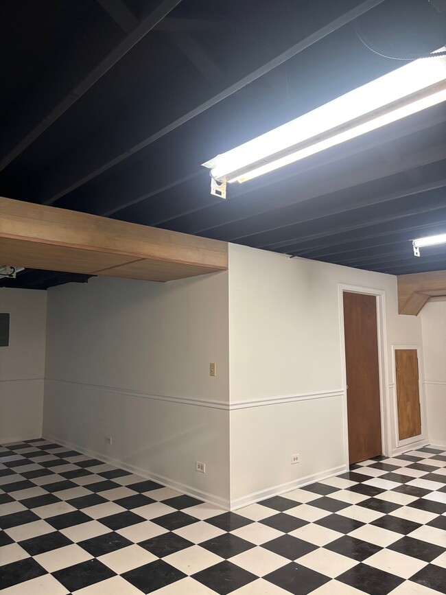 Building Photo - 4080 N Parkside Dr