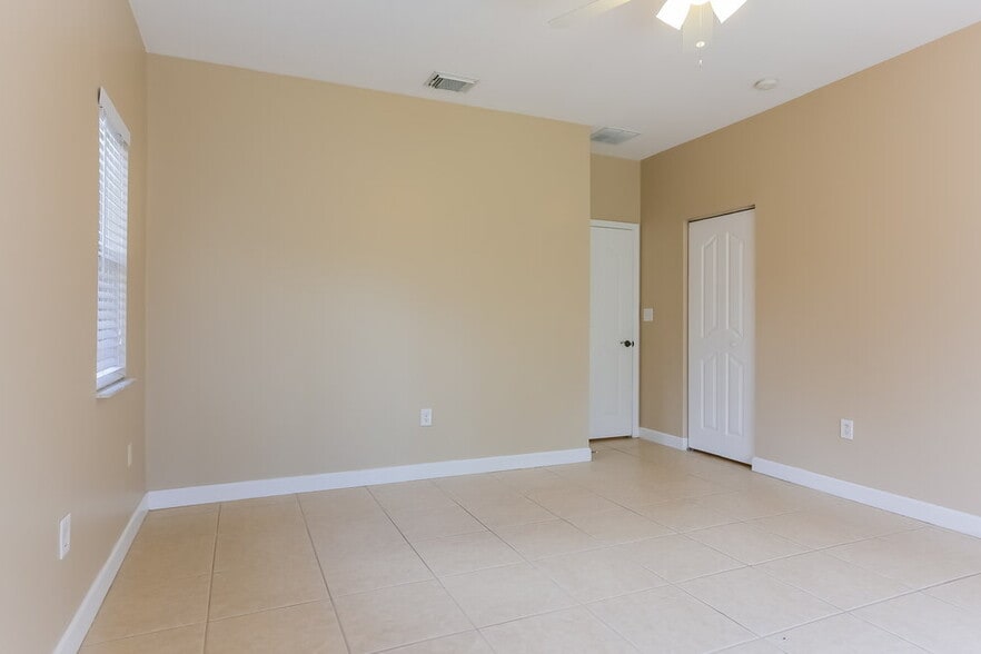 Building Photo - 1241 NE 41st Pl