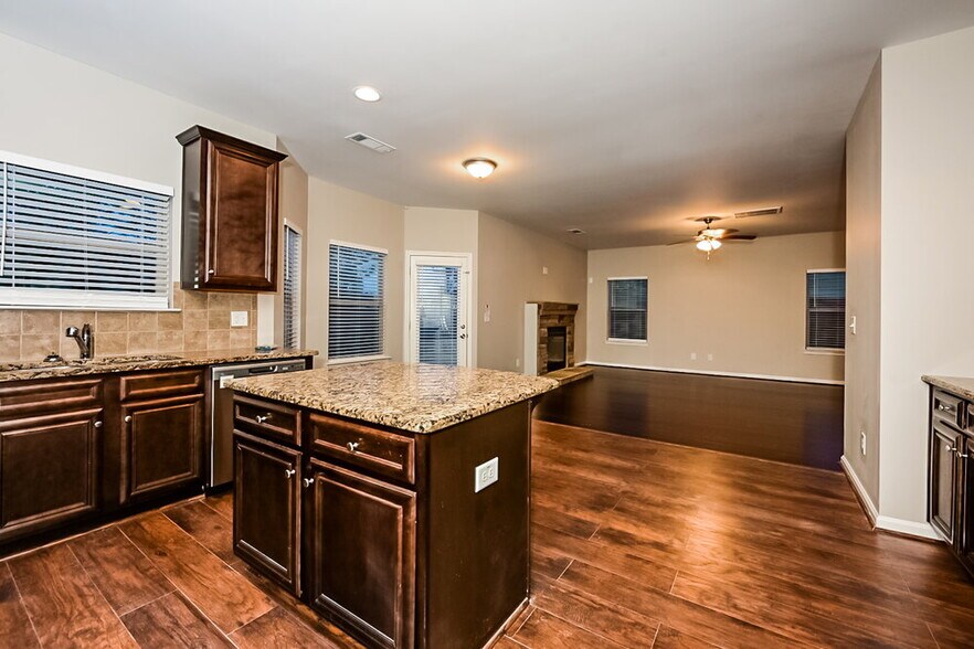 Building Photo - 559 Dahlia Dr