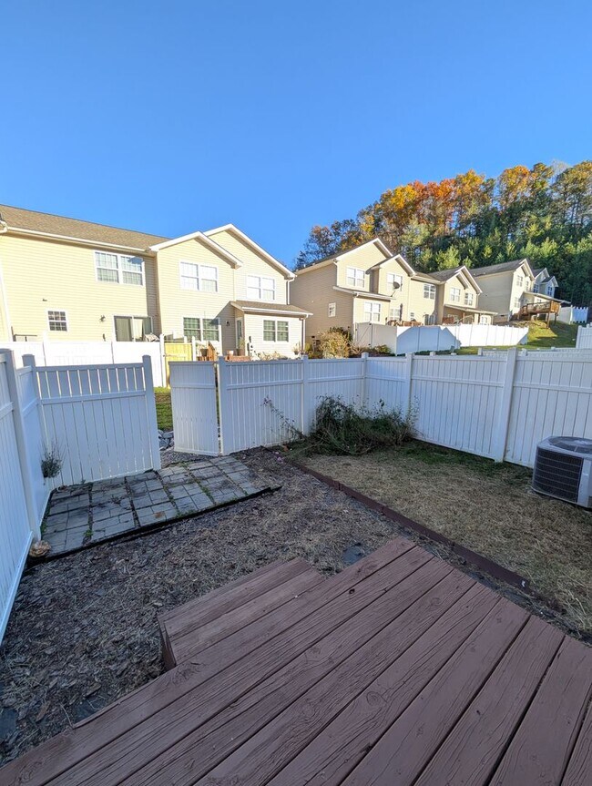 Building Photo - Great Location Swannanoa Townhome