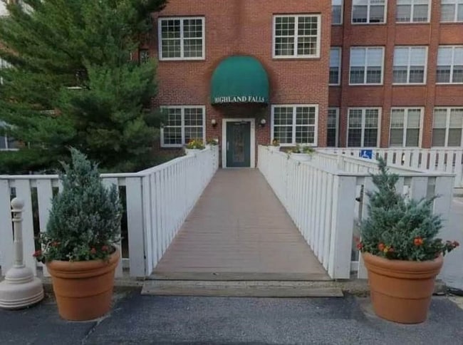 Building Photo - 2 School St