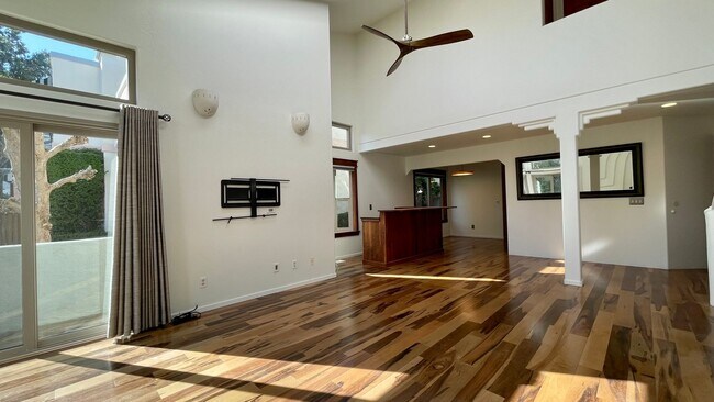 Building Photo - 591 Bluerock Dr