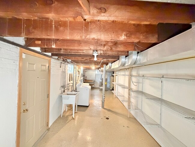 Building Photo - 5816 W Greenleaf Ave