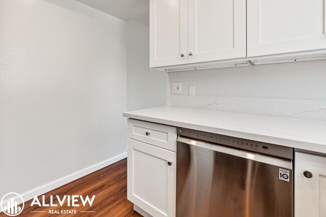 Building Photo - Gorgeous 2 bed/2 baths, located in the highly desired community of Woodbridge.