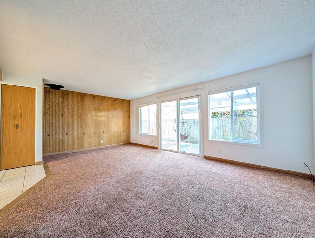 Building Photo - Cute 3 Bedroom, 1 Bath Duplex In Eugene!