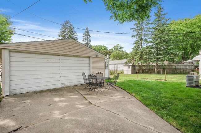 Building Photo - Charming 3-Bedroom Home with Finished Basement in Royal Oak