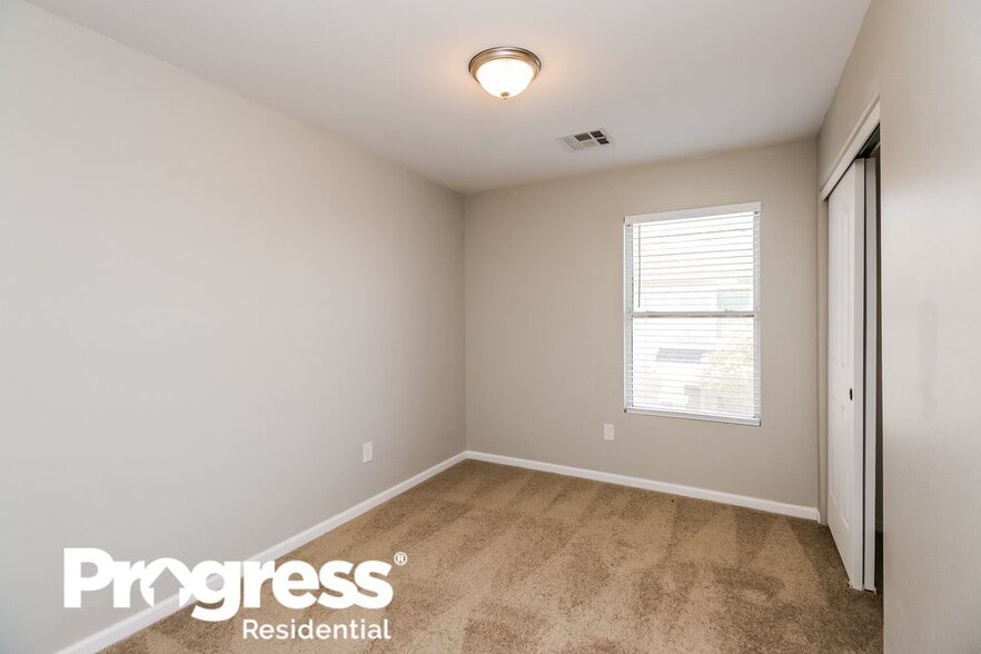 Building Photo - 1912 E 39th Ave