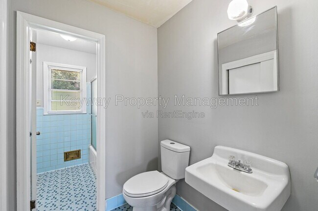 Building Photo - 2105 Eastland Dr