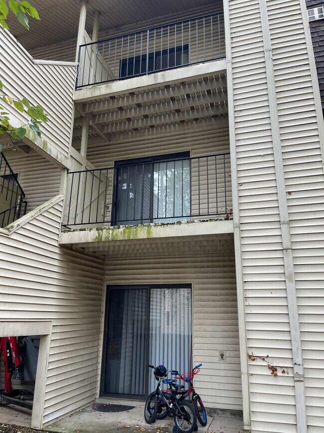 Building Photo - 202 S Waters Edge Dr