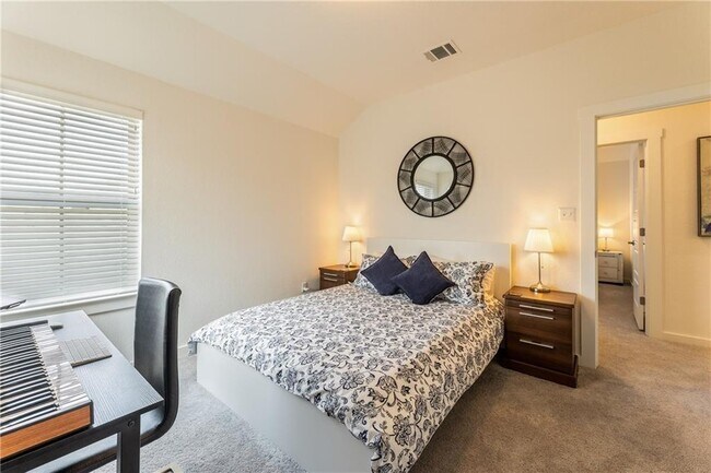 Building Photo - 718 Whitetail Dr