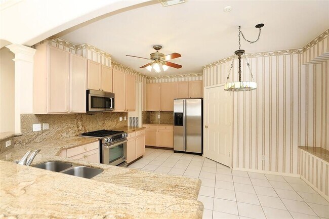Building Photo - 10511 N Shadowdale Dr