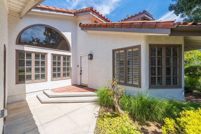 Building Photo - 16 Sausalito Cir W