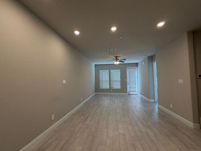 Building Photo - 624 Hutchinson Ln