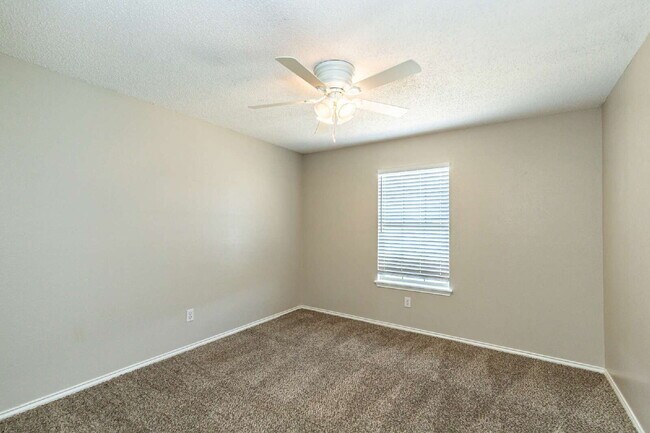 Building Photo - 3 bedroom 3 Bath House plus office