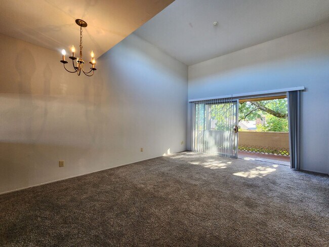 Building Photo - 2 Bedroom Bennett Valley Apartment