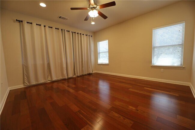 Building Photo - 13800 Lyndhurst St