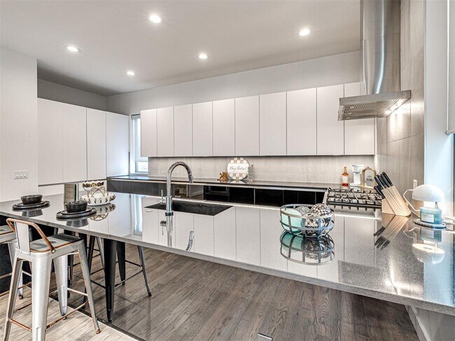 Building Photo - 825 NW 6th St