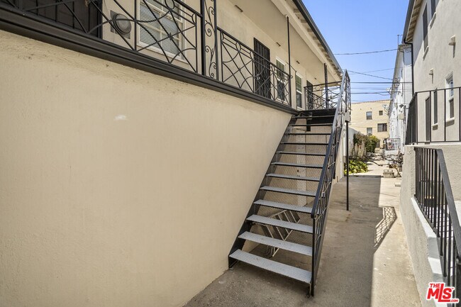 Building Photo - 345 N Sycamore Ave