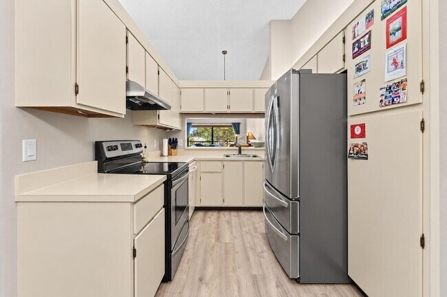 Building Photo - 1502 Pinecrest Cir