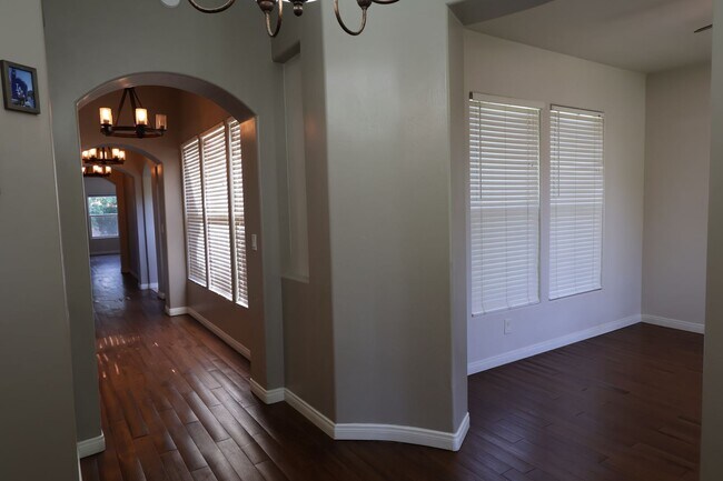 Building Photo - Beautiful home with paid Solar in Seven Oaks!