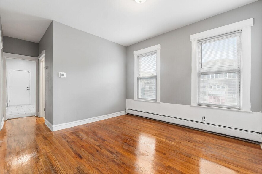 Primary Photo - 156 Shepard Ave