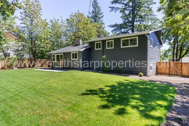 Building Photo - Exceptional Remodel Near Waluga Park