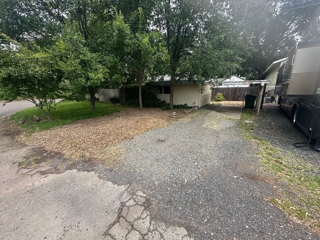 Building Photo - 2050 Laburnum Ave