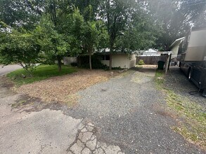 Building Photo - 2 BR w/ Bonus Room/Office