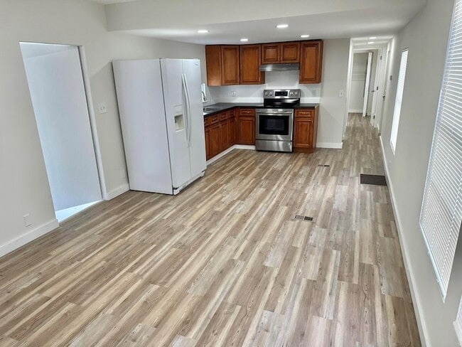 Building Photo - 5037 Roanoke St