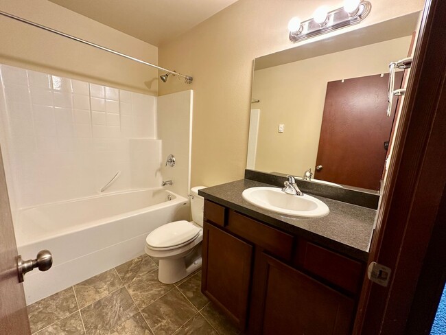 Building Photo - Large 5 Bedroom Home - North of CWU
