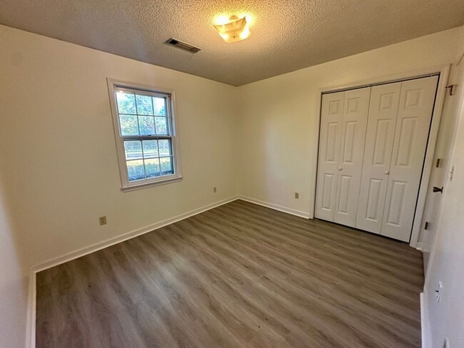 Building Photo - This home offers convenience and comfort!