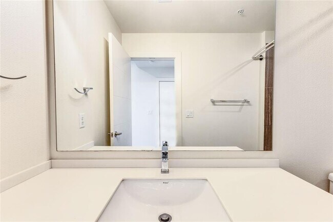 Building Photo - 604 N Bluff Dr