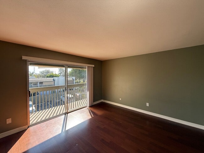 Building Photo - Beautiful 2Bd/1.5Ba Condo w/Washer/Dryer, ...